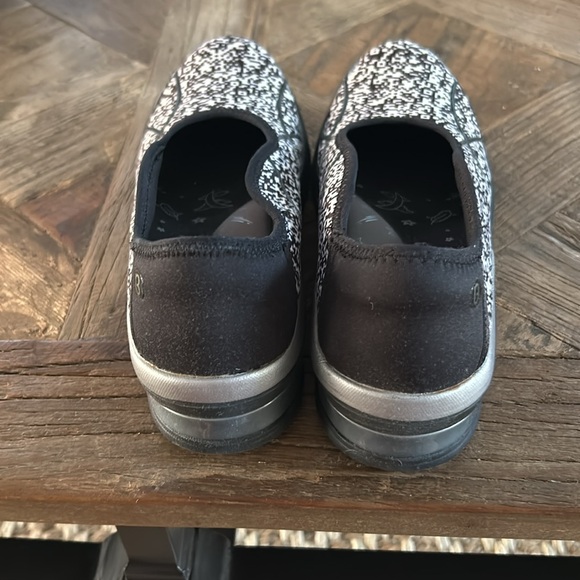 NWOT BZees Arch Support Shoes with Small Heel - Picture 3 of 5